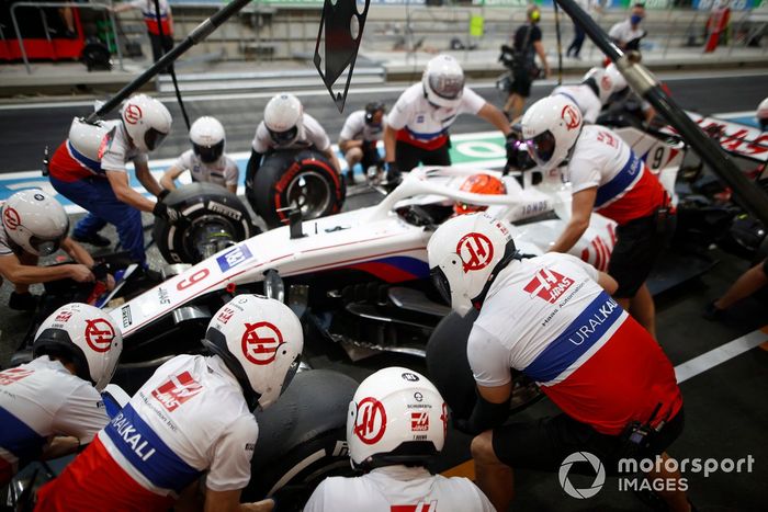 Nikita Mazepin, Haas VF-21, en los boxes