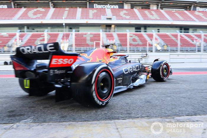 Sergio Pérez, Red Bull Racing RB18, sale del garaje