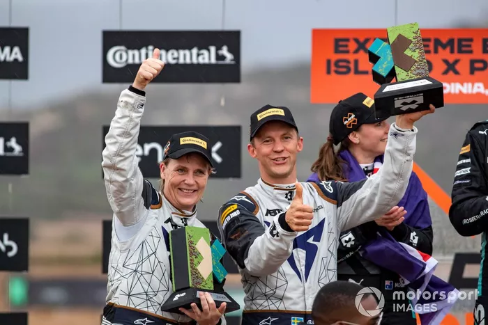 Jutta Kleinschmidt, ABT CUPRA XE, y Mattias Ekstrom, ABT CUPRA XE, 2ª posición, con sus trofeos en el podio