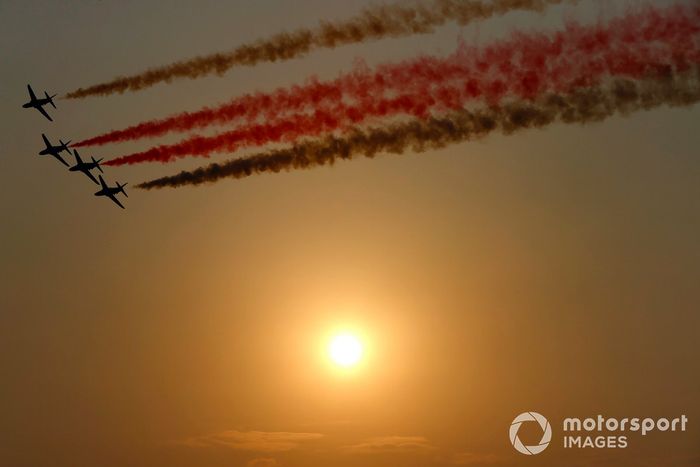 El equipo acrobático de los Saudi Falcons se exhibe ante el público en sus Hawk Mk.65/65A de BAE Systems