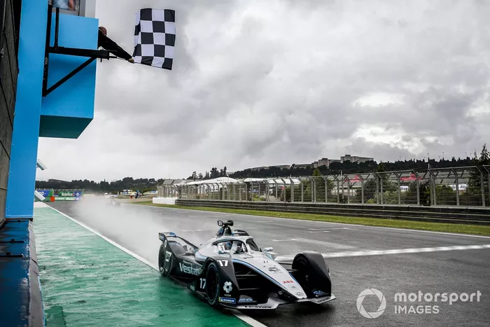 El ganador de la carrera Nyck de Vries, Mercedes-Benz EQ, EQ Silver Arrow 02 cruza la línea de meta