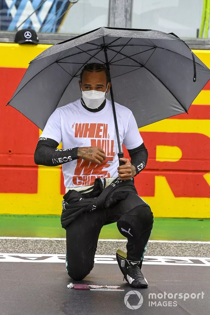 Lewis Hamilton, Mercedes, se arrodilla en la parrilla