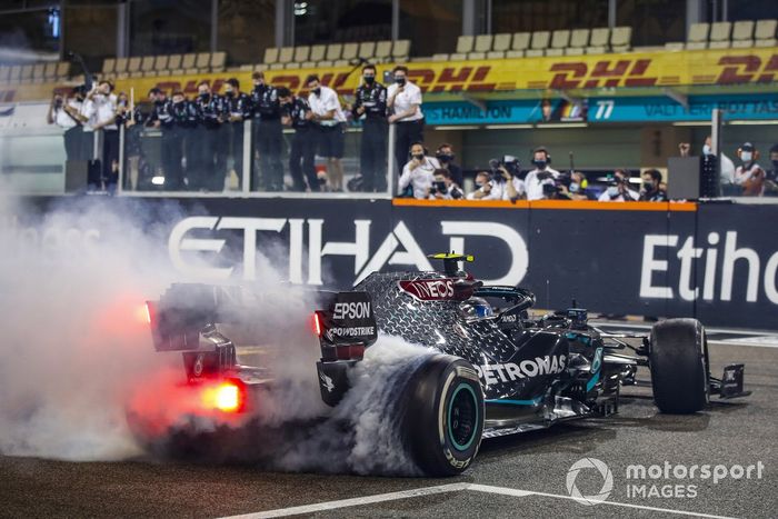 Valtteri Bottas, Mercedes F1 W11, 2º puesto, hace donuts al final de la carrera