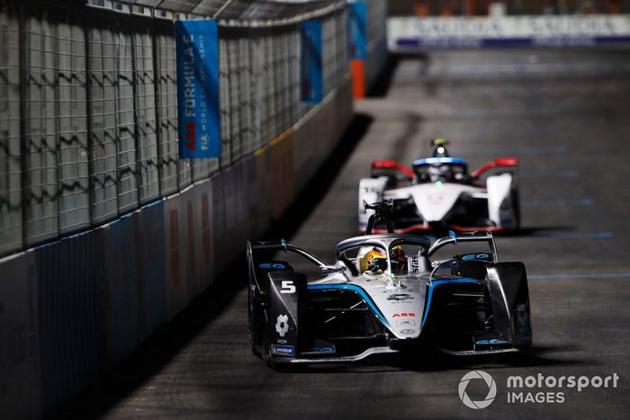 Stoffel Vandoorne, Mercedes Benz EQ, EQ Silver Arrow 02, por delante de Andre Lotterer, Tag Heuer Porsche, Porsche 99X Electric