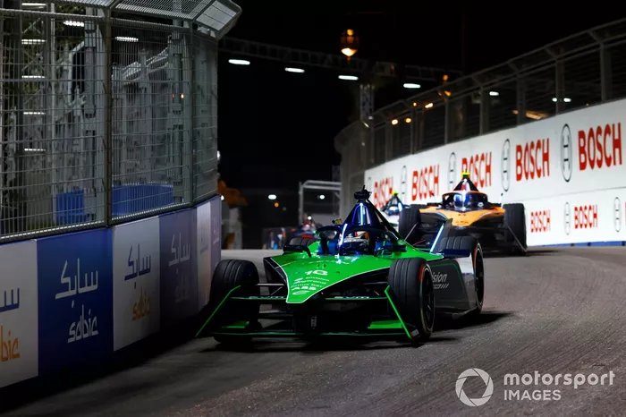 Sebastien Buemi, Envision Racing, Jaguar I-TYPE 6, Jake Hughes, McLaren, e-4ORCE 04