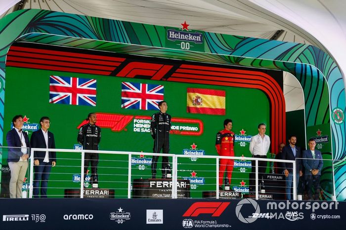 Podio: segundo lugar Lewis Hamilton, Mercedes AMG, ganador George Russell, Mercedes AMG, Riccardo Musconi, jefe de ingenieros de Mercedes, y el tercer lugar Carlos Sainz, Ferrari