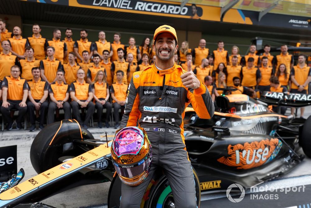 La dernière photo de groupe de Ricciardo avec McLaren, lors du GP d'Abu Dhabi 2022.