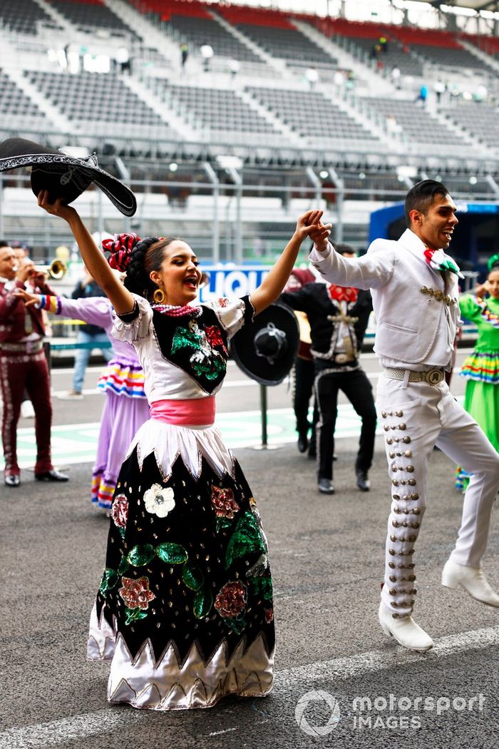 Bailarines mexicanos en el pitlane