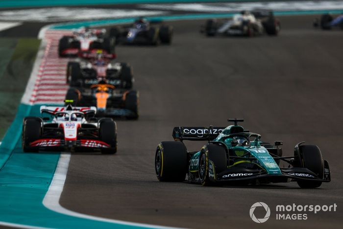 Lance Stroll, Aston Martin AMR22, Mick Schumacher, Haas VF-22