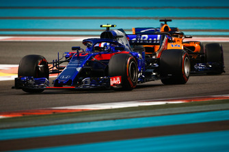 Pierre Gasly, Scuderia Toro Rosso STR13 voor Fernando Alonso, McLaren MCL33