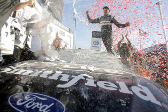 Aric Almirola, Stewart-Haas Racing, Ford Fusion Smithfield Bacon for Life
