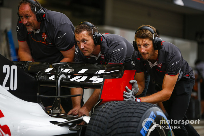 Romain Grosjean, Haas F1 Team VF-18, helps out with pit stop practice