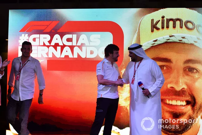 Al Tarek Al Ameri, CEO de Yas Marina en el escenario mientras Fernando Alonso, McLaren se despide de los fanáticos