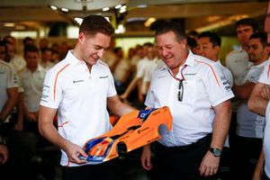Zak Brown, Director Ejecutivo de McLaren Racing, presenta a Stoffel Vandoorne, McLaren un regalo de despedida del equipo.