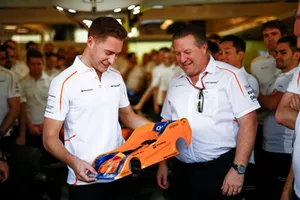 Zak Brown, directeur exécutif McLaren Racing présente un cadeau à Stoffel Vandoorne, McLaren