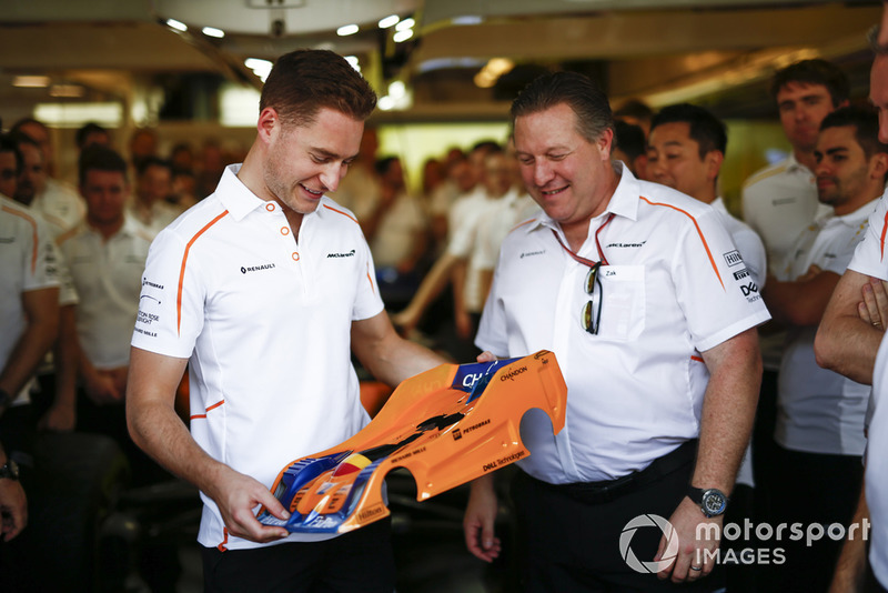Zak Brown, Executive Director, McLaren Racing memberi kado perpisahan untuk Stoffel Vandoorne, McLaren