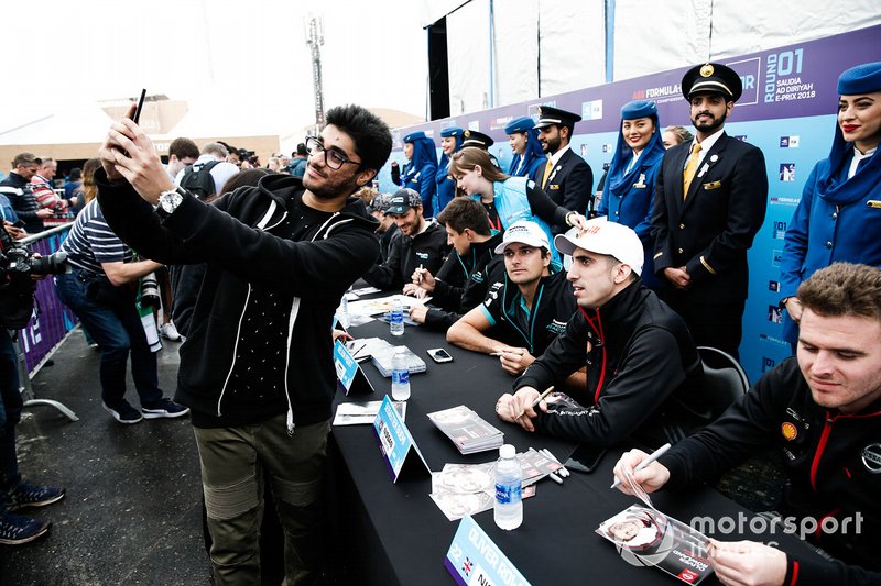 Un fan prend un selfie avec Sébastien Buemi, Nissan e.Dams lors de la séance d'autographes