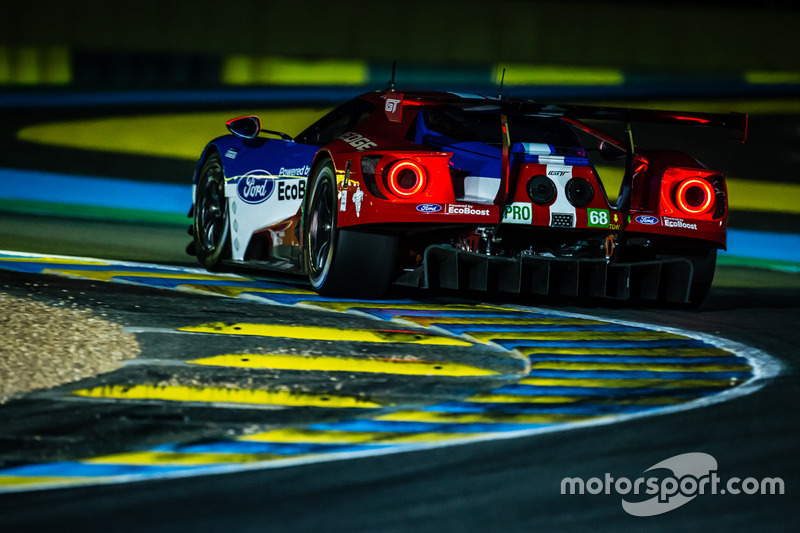 Die Rückansicht des Ford GT in der Schikane