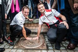 Ceremonia de la huella de la mano: 24 horas de Le Mans 2015 ganadores Porsche equipo Nick Tandy y Ea