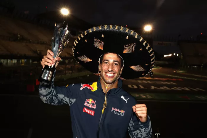 Ricciardo recogió su trofeo como nuevo tercer clasificado del GP de México