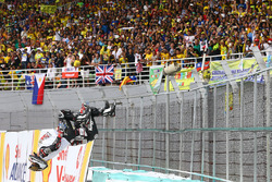 Le vainqueur Johann Zarco, Ajo Motorsport fait son backflip