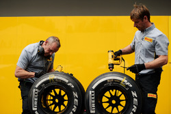 Pirelli bandentechnici met banden van het Renault Sport F1 Team