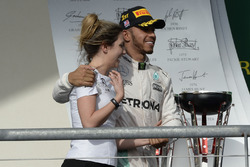 Льюис Хэмилтон, Mercedes AMG F1, и Виктория Ваулз, директор Mercedes AMG F1 по работе с партнерами