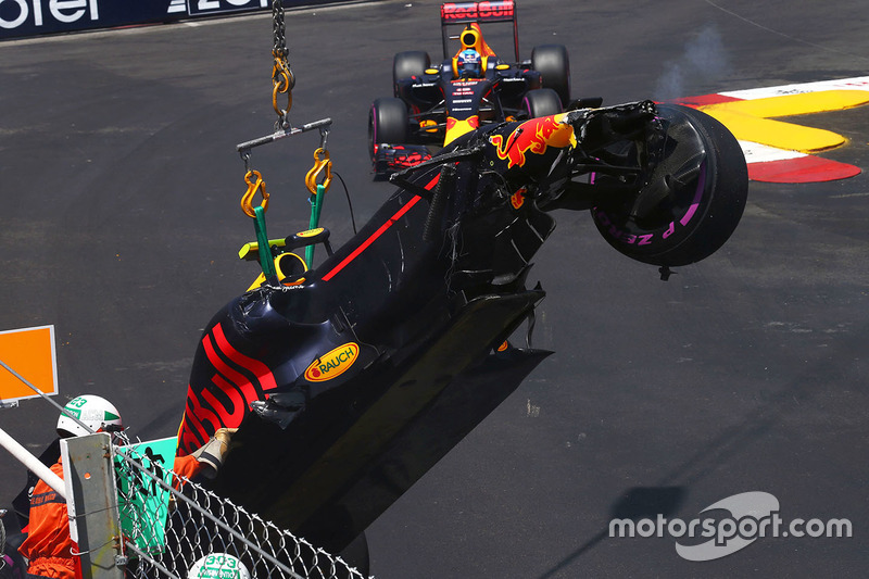 Daniel Ricciardo, Red Bull Racing RB12 sorpassa la RB12 del compagno di squadra Max Verstappen che andato a sbattere in qualifica