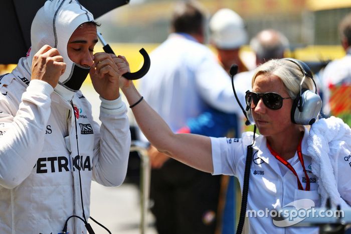 Lewis Hamilton, que também sai zerado da Espanha, caiu para terceiro no Mundial de Pilotos.