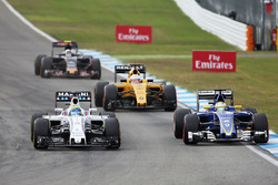 Felipe Massa, Williams FW38 en Marcus Ericsson, Sauber C35, strijden om positie