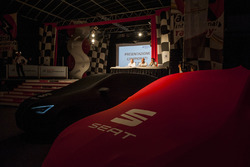 Seat Leon TCR e TCS sotto i teli durante la conferenza stampa