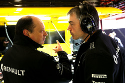 Nick Chester, Director Técnico de Renault Sport F1, y Frederic Vasseur, Director Deportivo de Renaul