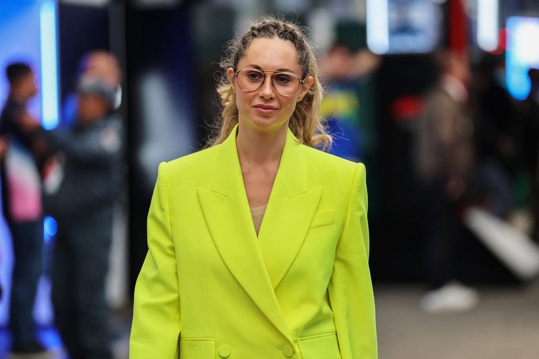 Egle Ruskyte przygląda się w padoku