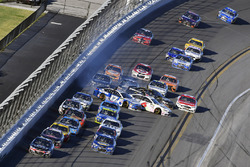 Kasey Kahne, Hendrick Motorsports Chevrolet mène alors que Ricky Stenhouse Jr., Roush Fenway Racing Ford et Trevor Bayne, Roush Fenway Racing Ford se crashent
