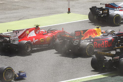 Kimi Raikkonen, Ferrari SF70H, Max Verstappen, Red Bull Racing RB13