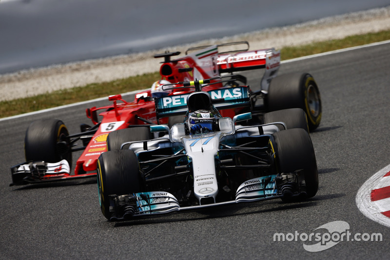 Valtteri Bottas, Mercedes AMG F1 W08, Sebastian Vettel, Ferrari SF70H