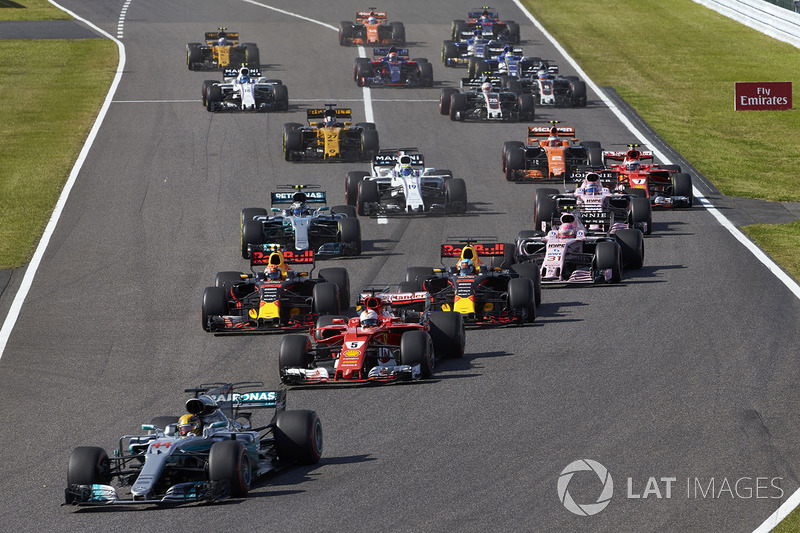 Lewis Hamilton, Mercedes AMG F1 W08, Sebastian Vettel, Ferrari SF70H, Max Verstappen, Red Bull Racing RB13, Daniel Ricciardo, Red Bull Racing RB13, Esteban Ocon, Sahara Force India F1 VJM10, the rest of the field at the start