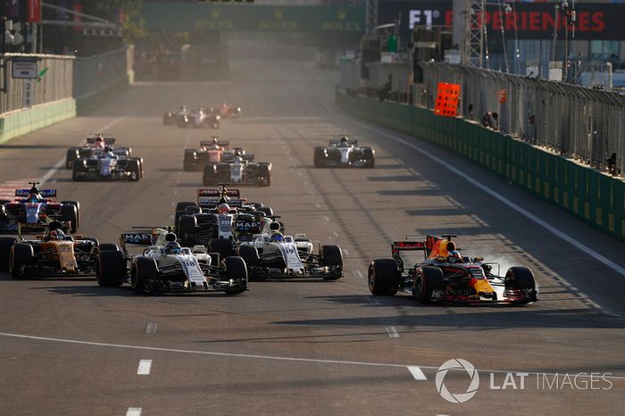 Daniel Ricciardo, Red Bull Racing RB13, Lance Stroll, Williams FW40, Felipe Massa, Williams FW40 y el resto de la parrilla