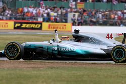 Ganador de la carrera Lewis Hamilton, Mercedes-Benz F1 W08 celebra el final de la carrera