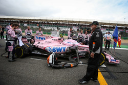 Dr. Vijay Mallya, Force-India-Teambesitzer, am Auto von Esteban Ocon, Sahara Force India VJM10