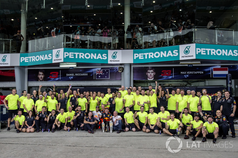 Race winner Max Verstappen, Red Bull Racing with Christian Horner, Red Bull Racing Team Principal, Dr. Helmut Marko, Red Bull Motorsport Consultant, Daniel Ricciardo, Red Bull Racing and the team