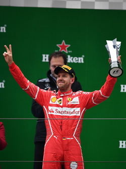 Sebastian Vettel, Ferrari célèbre sa deuxième place sur le podium avec son trophée