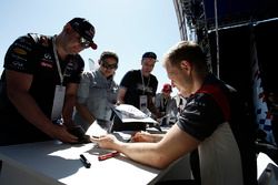 Kevin Magnussen, Haas F1 Team firma autógrafos para los fans