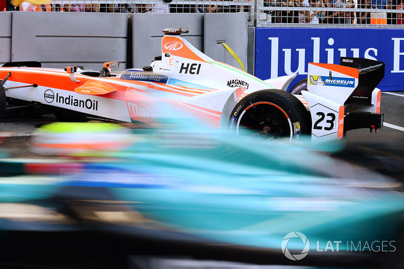 Oliver Turvey, NEXTEV TCR Formula E Team, pasa el coche  chocado de Nick Heidfeld, Mahindra Racing