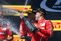 Podyum: Yarış galibi Sebastian Vettel, Ferrari