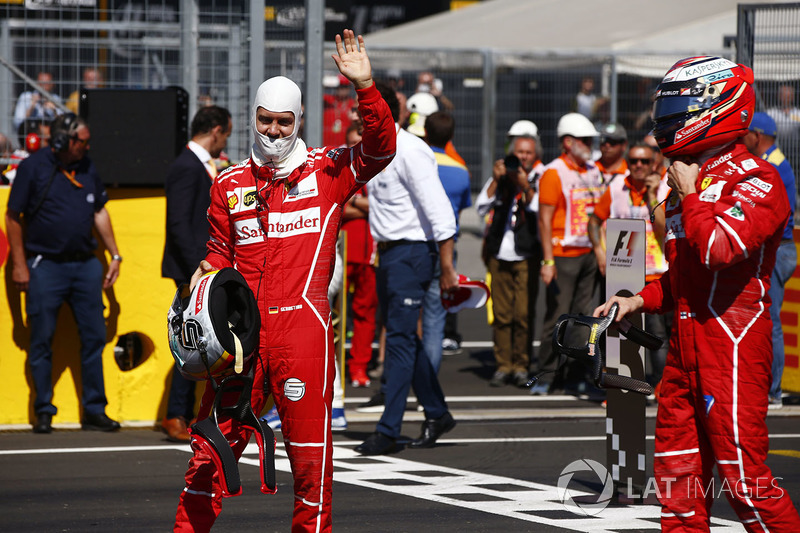 Ganador de la pole Sebastian Vettel, Ferrari, segundo lugar Kimi Raikkonen, Ferrari