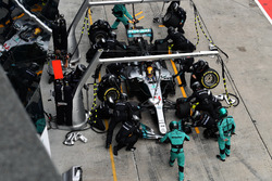 Lewis Hamilton, Mercedes-Benz F1 W08 pit stop