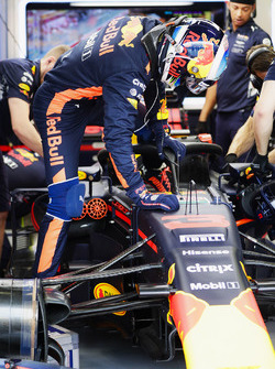 Daniel Ricciardo, Red Bull Racing, entre dans son cockpit avec le Halo