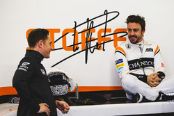 Стоффель Вандорн, McLaren, розмовляє з Фернандо Алонсо, McLaren