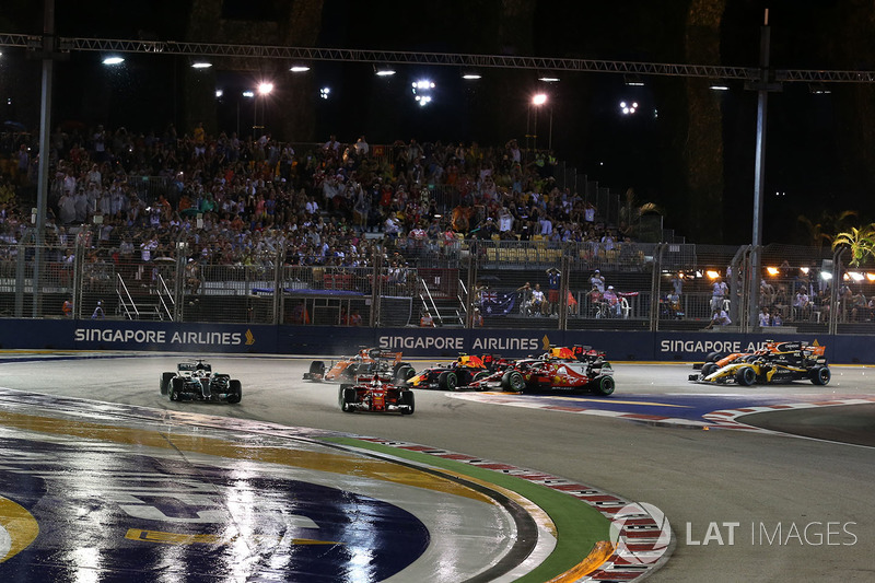 Kimi Raikkonen, Ferrari SF70H, Max Verstappen, Red Bull Racing RB13 ve Sebastian Vettel, Ferrari SF70H ilk tur kaza